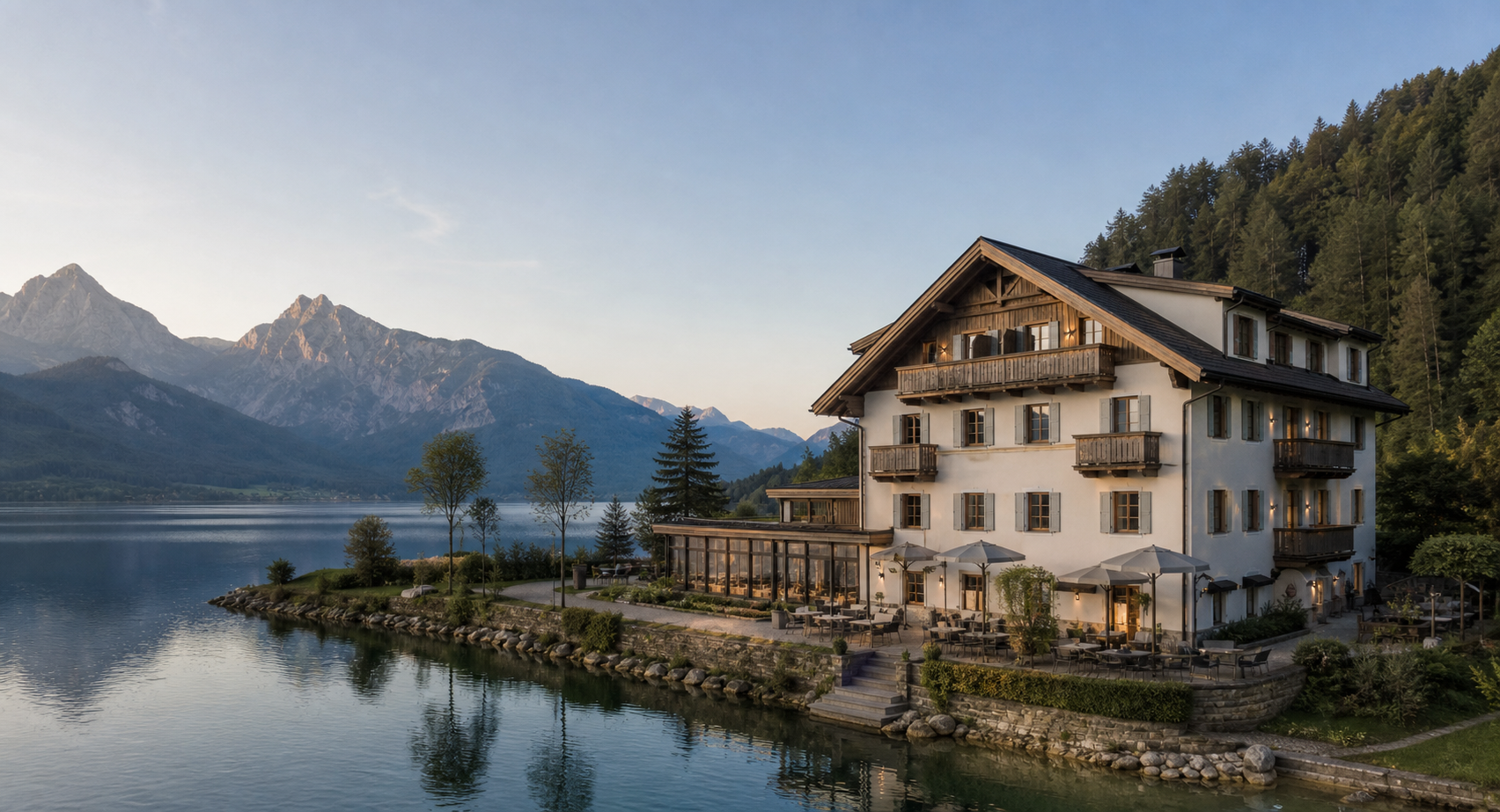 Österreichisches Hotel am See mit Bergblick und Terrasse.